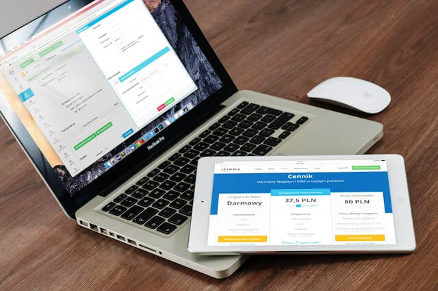 A website homepage displaying customer testimonials and Google reviews to build credibility online.