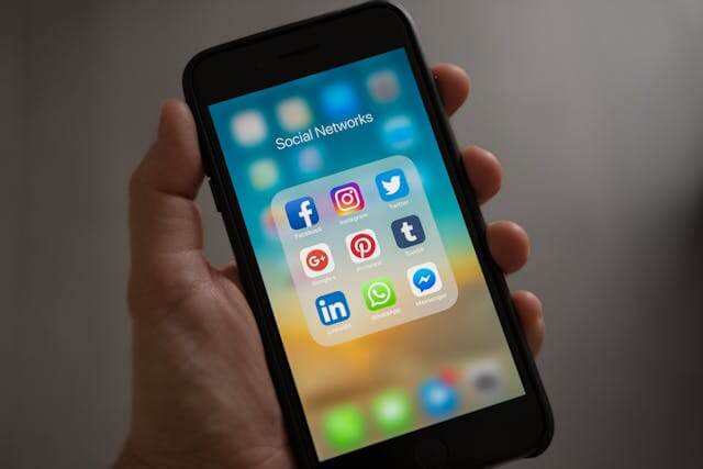 Infographic comparing Facebook, Instagram, TikTok, and Google for business use.