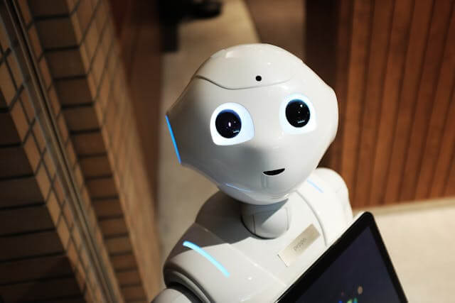 Robot representing artificial intelligence technology used in business marketing
